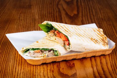 Shawarma domuz eti ve domates ile