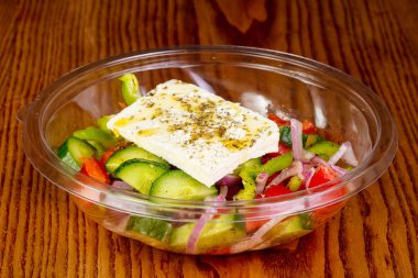 Beyaz peynirli geleneksel Yunan salatası