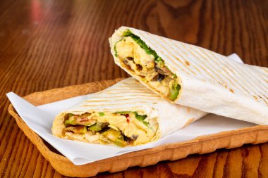 Shawarma humus ve sebze ile