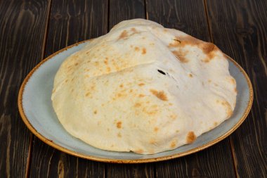 El yapımı ekmek Lepeshka ahşap üzerine