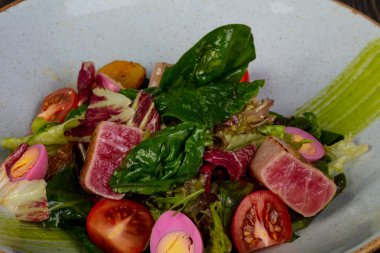 Ton balığı salatası yumurta ve domates