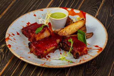 Kavrulmuş domuz kaburga sos ile