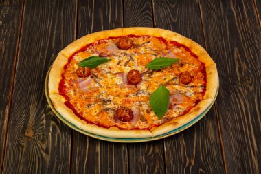 Pastırma ve et topu ile pizza