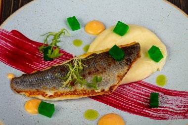Soslu kızarmış levrek fileto