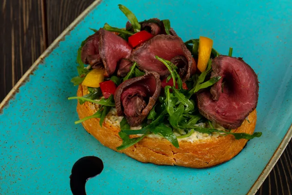 Bruschetta alarmdan ve rucola ile