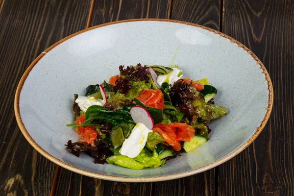 Salata somon ve krema sos ile