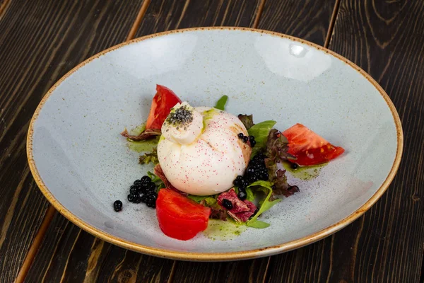 Buratta salata domates ve zeytin yağı