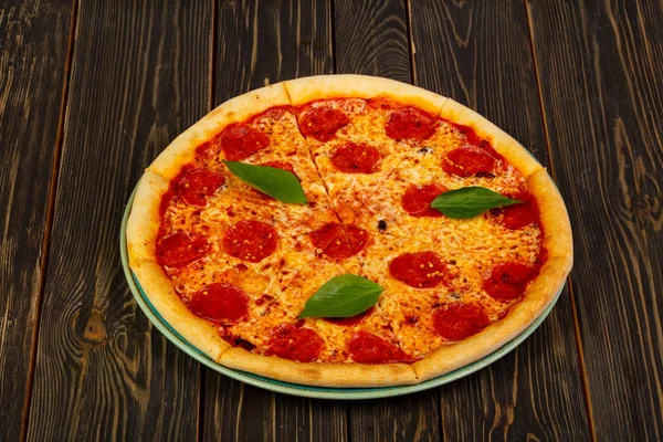 Fesleğen yaprakları servis sıcak Pepperoni pizza