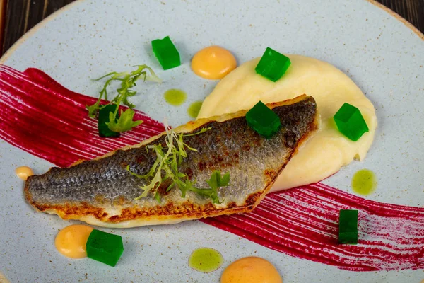 Soslu kızarmış levrek fileto