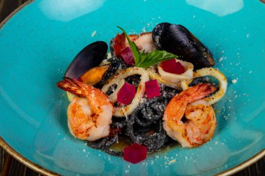 Siyah deniz ürünleri karides ve midye makarna