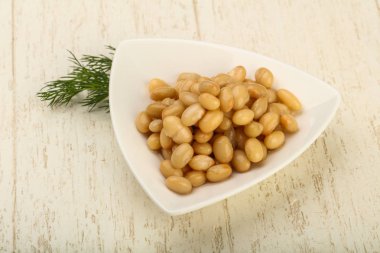 Dereotu şubesi ile kasede beyaz börülce