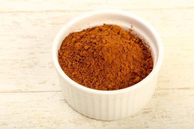 Kase ahşap arka plan üzerinde toz kakao