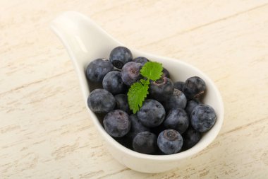 Kase ahşap arka plan üzerinde yabanmersini