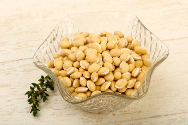 Kase ahşap arka plan üzerinde çiğ beyaz fasulye