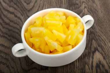 Kabın içinde Konserve ananas