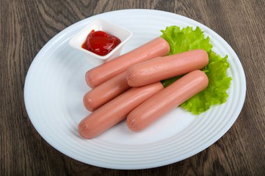 Salata ve ketçap ile sosis haşlama