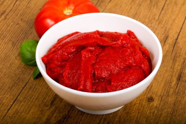 Domates salçası fesleğen yaprakları ile
