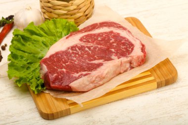 Pirzola pişmeye hazır.