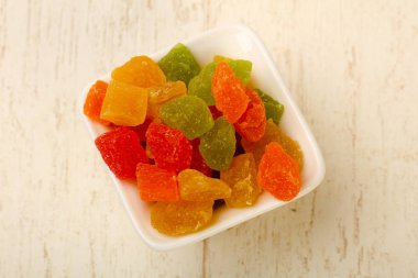 Ahşap arka plan üzerinde renkli ananas Kuru