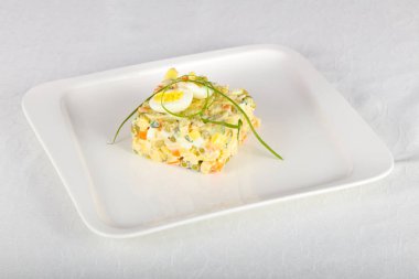 Bıldırcın yumurta ile Rus salatası