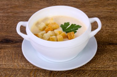 kremalı mantar çorbası maydanoz ile