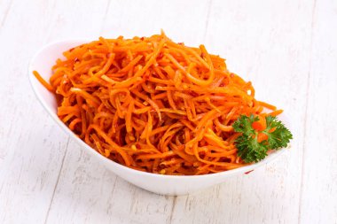 Kabın içinde çekilen havuç yığın