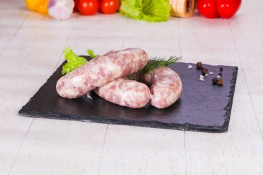 Çiğ domuz sosisi grill için hazır