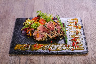 Sos ve baharatlı ton balığı carpaccio.