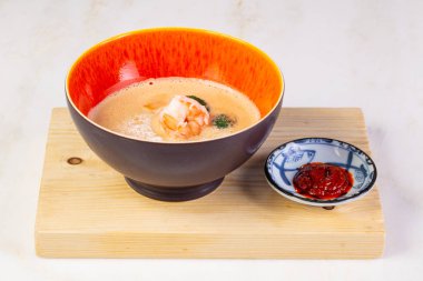 Laksa çorbası ile somon ve karides