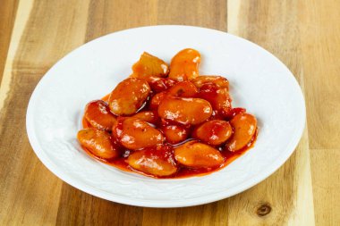 Kırmızı fasulye sosu ile