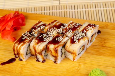 Lezzetli Kanada suşi roll teriyaki ve susam ile