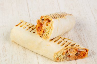 İştah açıcı büyük shawarma et, sos ve salata ile