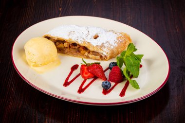 Nane ve syrop elma Strudel servis