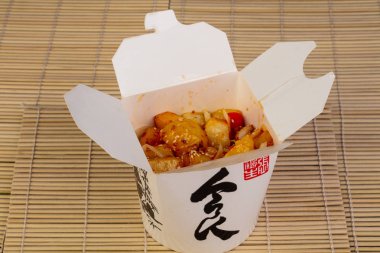 Tay sos ve sebze ile Tavuk lezzetli kutusu