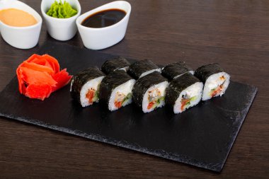 Delicios suşi roll somon ve sebzeler ile 