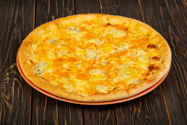 Ahşap arka plan üzerinde pizza dört peynir