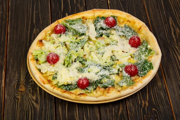 Pizza Sezar tavuk ve domates ile