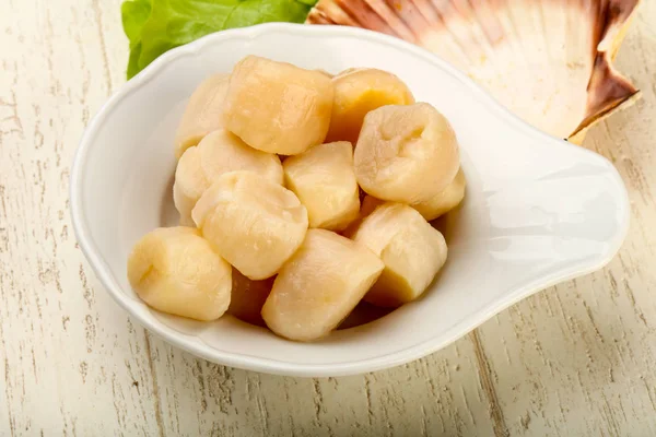 Çiğ deniz tarakları kasede pişmeye hazır.