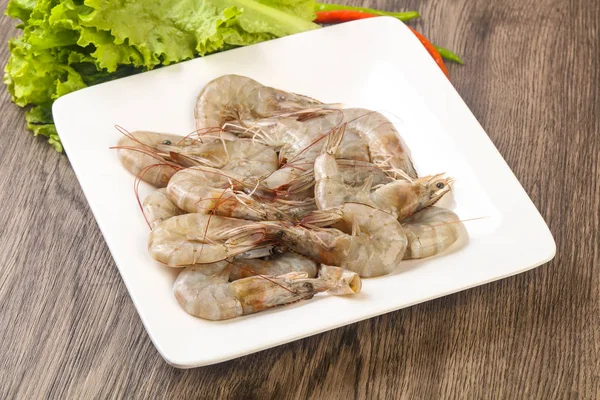 Ham Kral ahşap arka plan üzerinde yığın kase karides