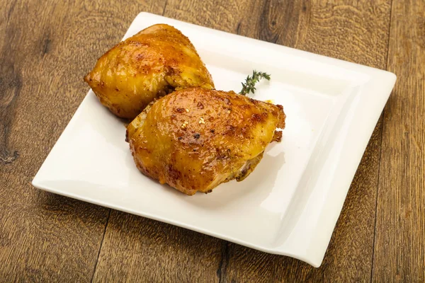 Kavrulmuş tavuk uyluk baharat ve soya sosu ile