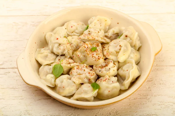 Otlar, yağlar ve baharatlar ile haşlanmış mantı