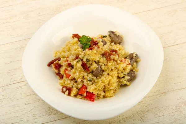 Tavuk kalbi ve kuru domatesli bulgur.