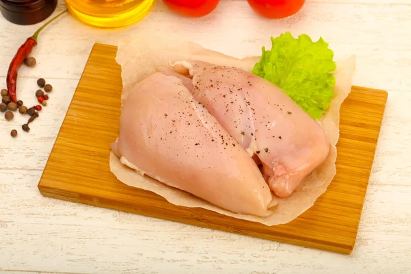 Biber yemek pişirmek için hazır çiğ tavuk göğsü