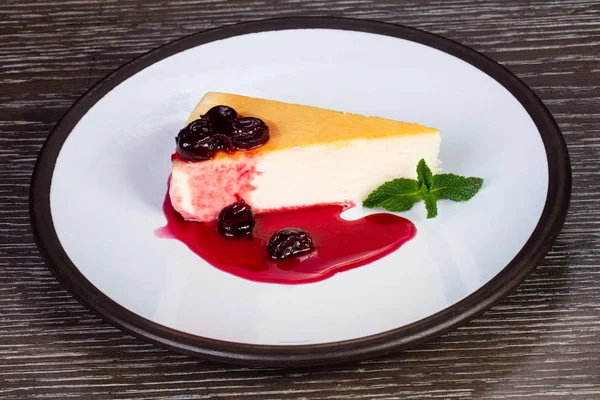 Kiraz syrope ve nane ile lezzetli peynirli kek