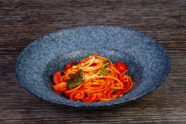 Kırmızı spagetti domates, tuz ve fesleğen ile