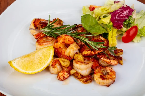 Marul ve limonlu lezzetli kavrulmuş karidesler.