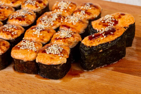 Susam ve balık pişmiş rulo