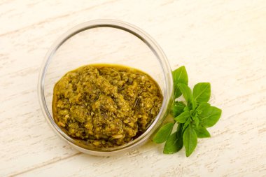 Fesleğenli pesto sos kasede bırakır