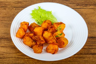 Otlu fırında patates.