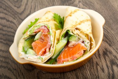 Somon ekmek rulo peynir ile